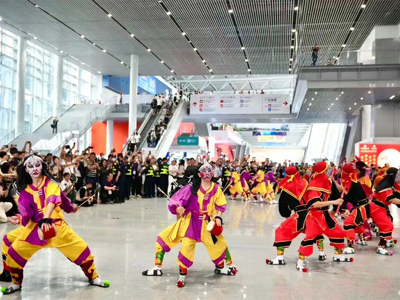 The picture shows the heavy flow of passengers inside the Canton Fair exhibition hall (4)